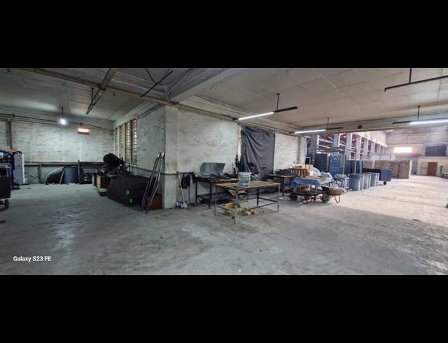 1,500M² WAREHOUSE FOR SALE IN NEW CENTRE